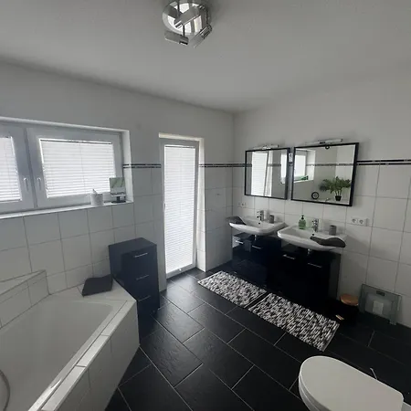 Orchideenweg 2a, 24558 , 200 Quadratmeter Haus Mit Garten Und Garage *